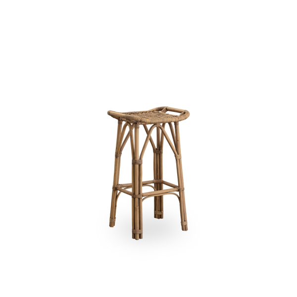 Vista lateral del taburete de bar Salsa de ratán con reposapiés y asiento curvado. Hecho a mano con ratán de alta calidad de Indonesia. Altura 79 cm.