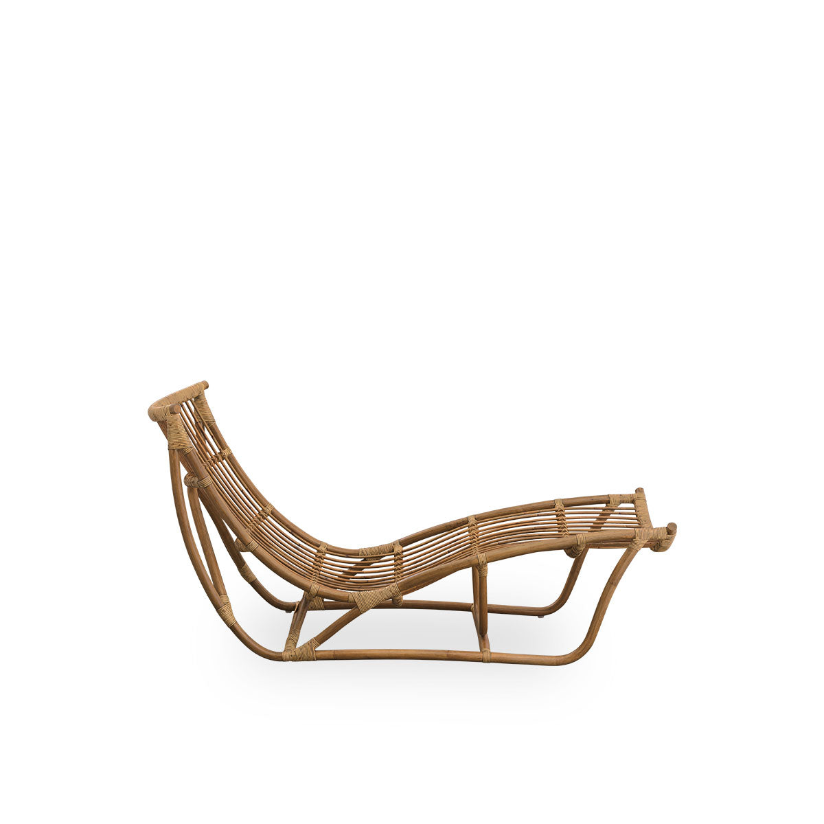 Vista lateral del daybed Michelangelo en color ratán marrón antiguo. Hecho a mano con ratán indonesio de alta calidad.