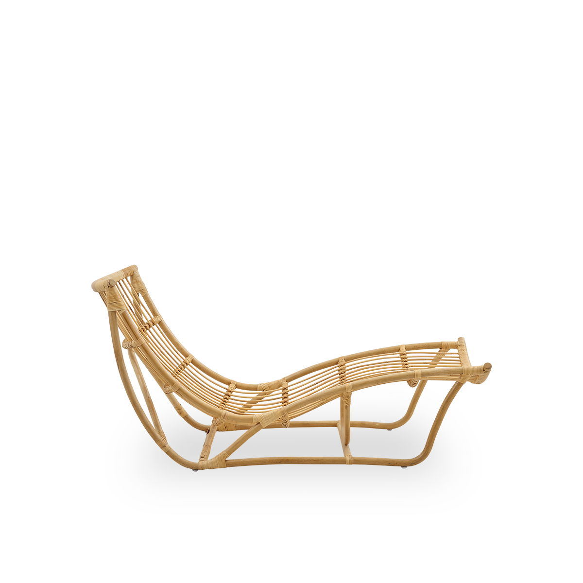 Vista lateral del daybed Michelangelo en color ratán natural. Hecho a mano con ratán indonesio de alta calidad.
