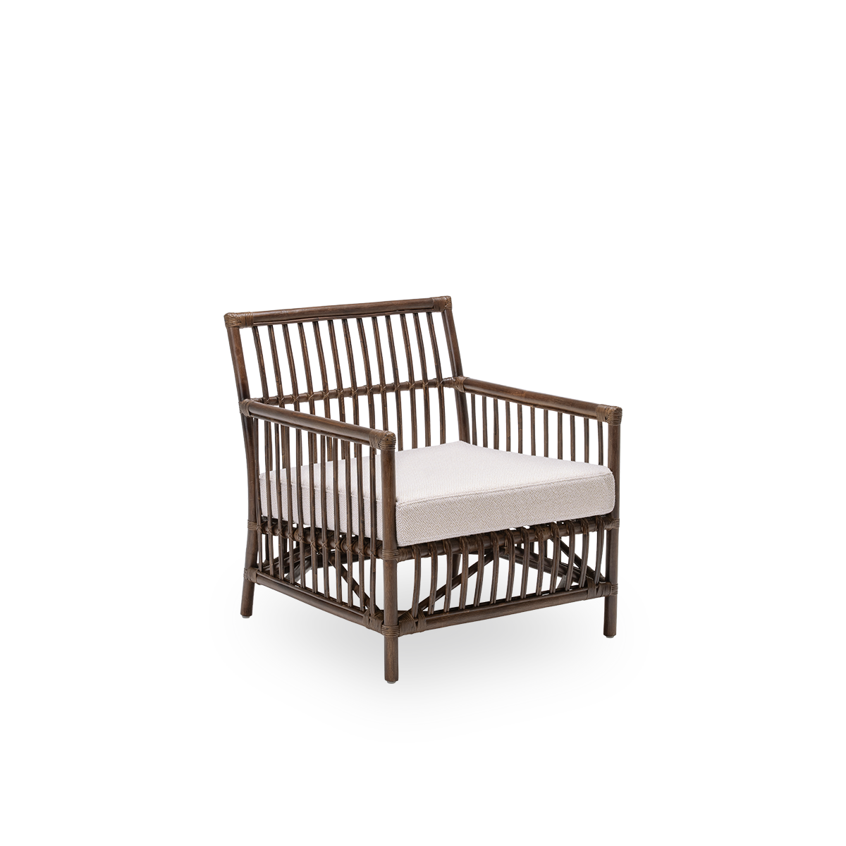 Vista lateral del sillón lounge Caroline con cojín de asiento, en ratán marrón. Un diseño danés sencillo y elegante cuyo tejido detallado lo convierte en un elemento sereno de la sala. Hecha a mano con ratán de Indonesia de alta calidad.