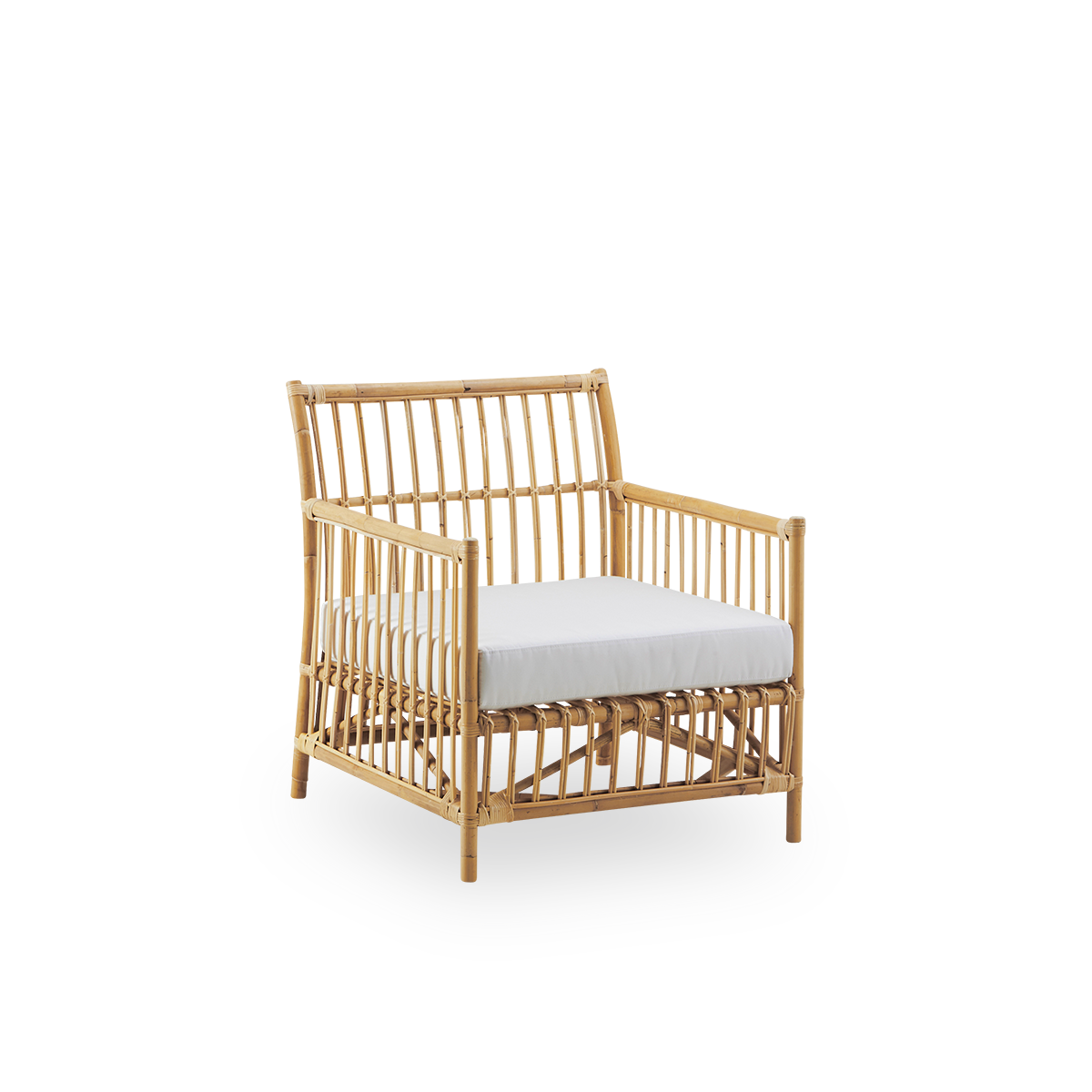 Vista lateral de la butaca Caroline Lounge, diseño danés simple y elegante. Hecha a mano en ratán indonesio. La silla tiene una presencia acogedora y relajante.