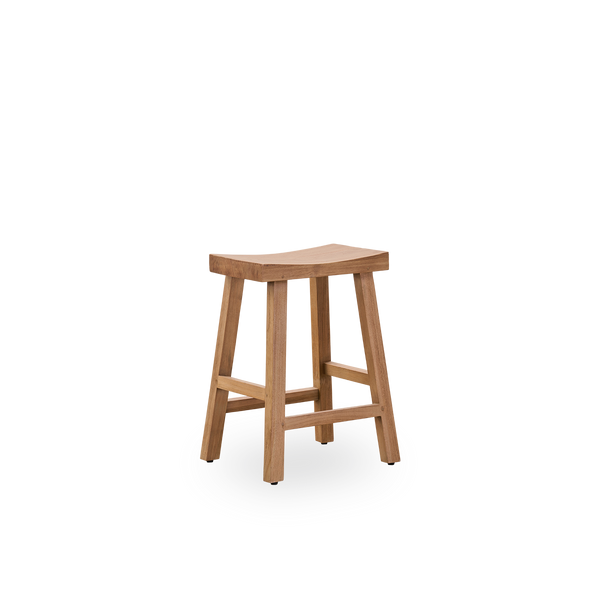 Vista lateral del taburete Charles Counter, un taburete elegante hecho de teca patinada, elaborada con madera legal de Indonesia, con acabado rústico.