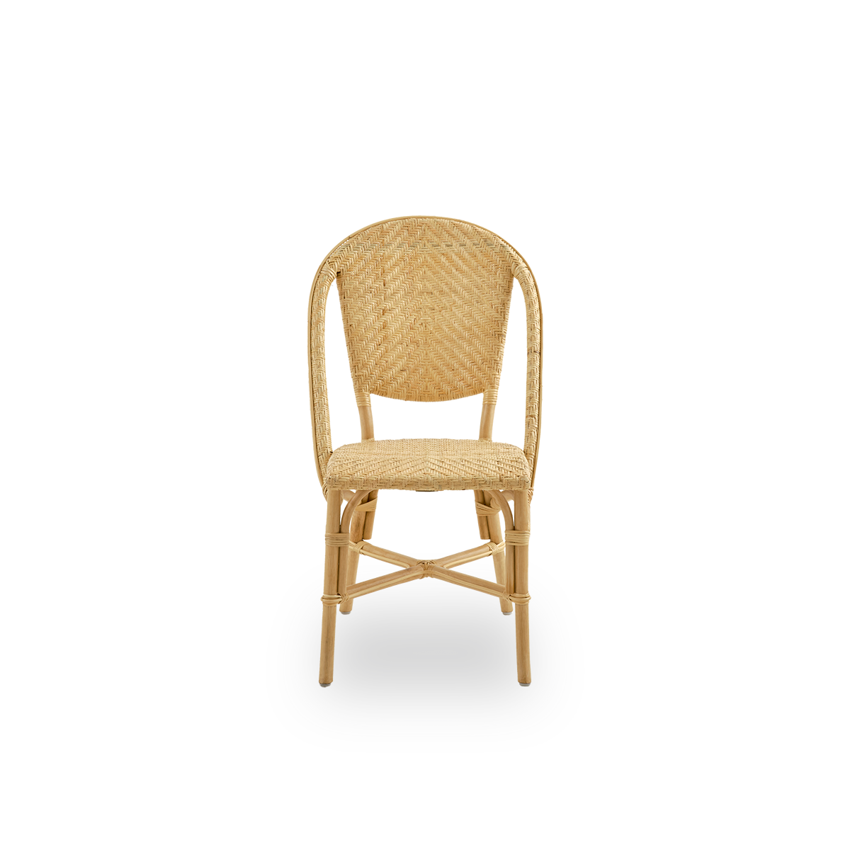Vista frontal de la silla de comedor Alanis de ratán natural de alta calidad, con elegantes curvas y un trenzado detallado.