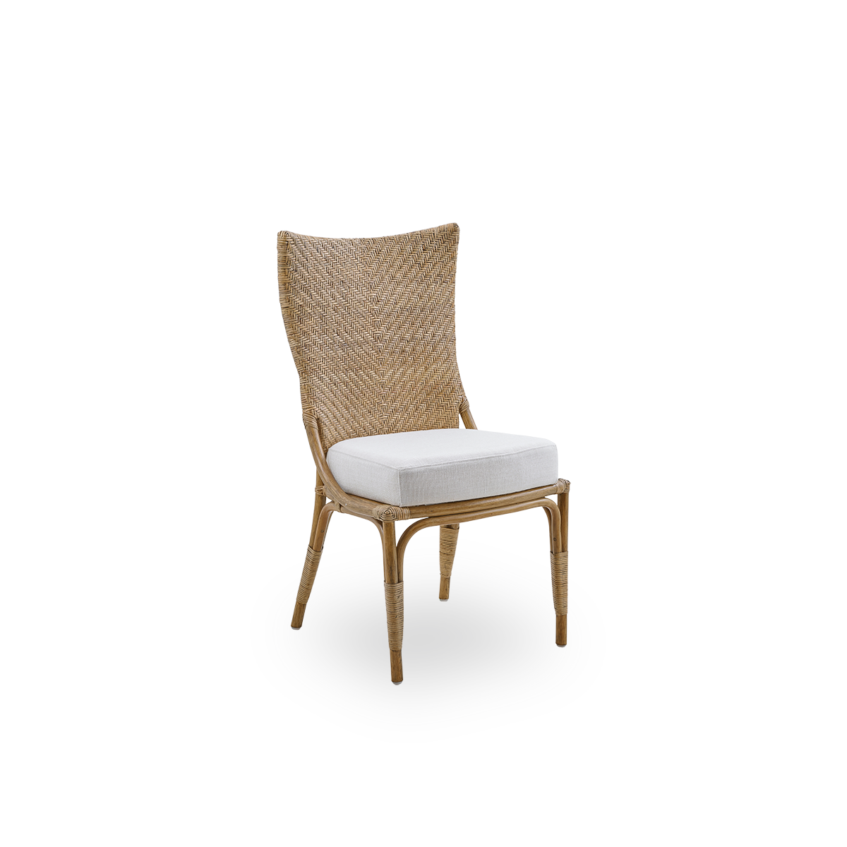 Vista lateral de la silla de comedor Melody en color ratán Antique, con respaldo alto completamente tejido en ratán y asiento acolchado.