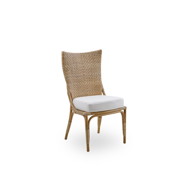 Vista lateral de la silla de comedor Melody en color ratán Antique, con respaldo alto completamente tejido en ratán y asiento acolchado.