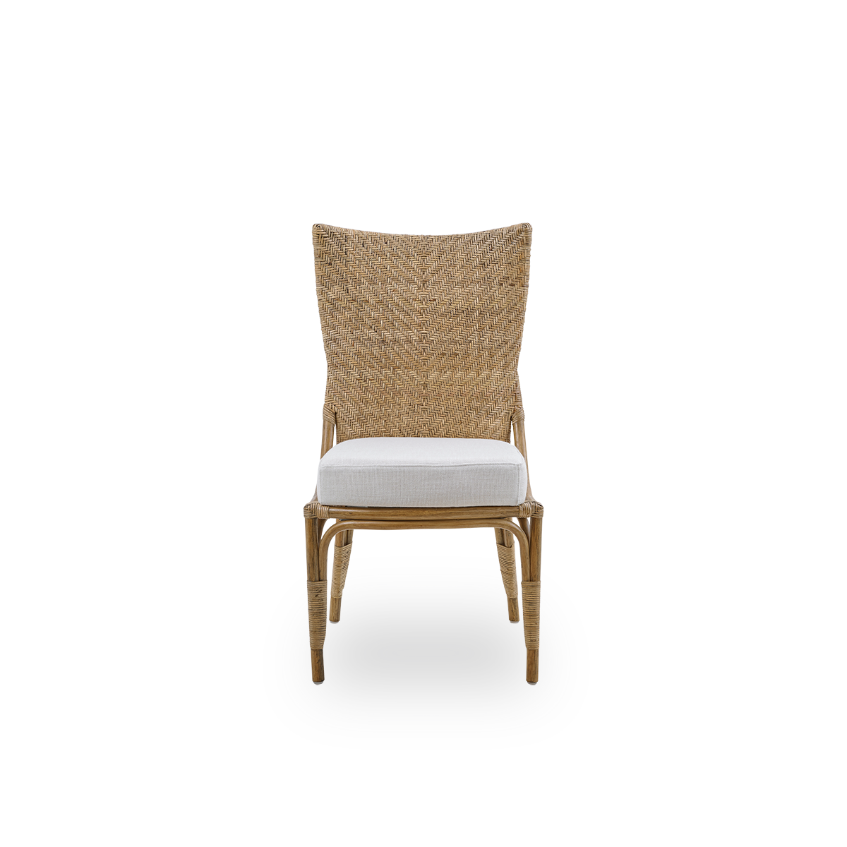 Vista frontal de la silla de comedor Melody en color ratán antiguo, con respaldo alto completamente tejido en ratán y asiento tapizado.