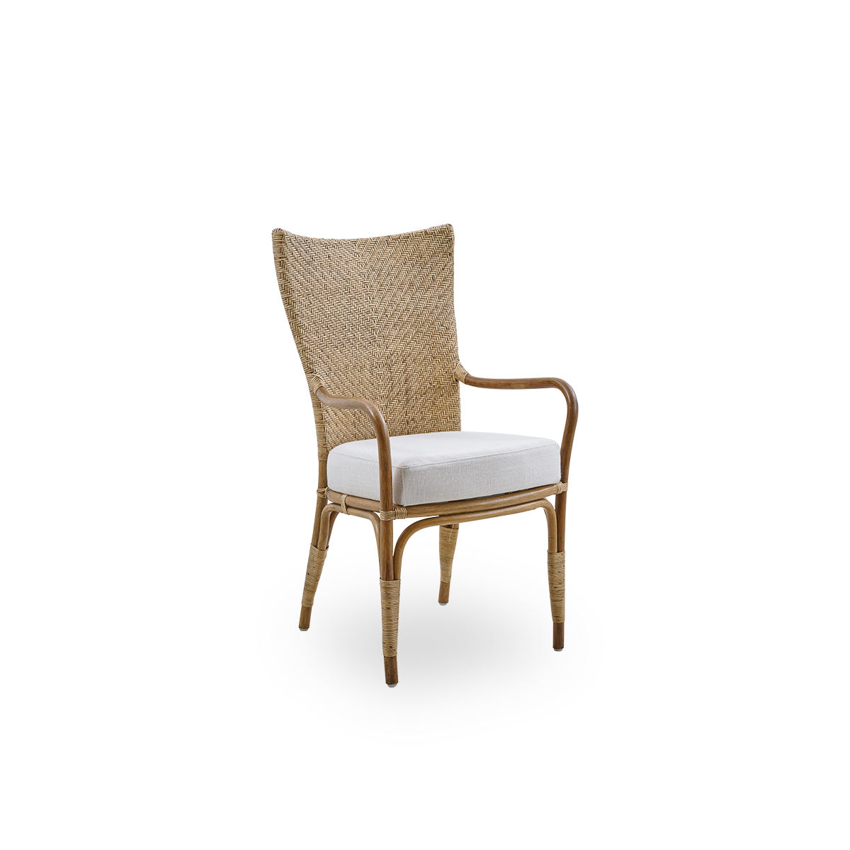 Vista lateral de la silla de comedor Melody con brazos en color ratán Antique, con respaldo alto completamente tejido en ratán y asiento acolchado.