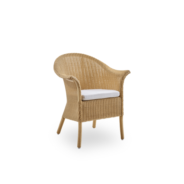Vista lateral de la silla de comedor Classic, una silla de comedor totalmente tejida en material Lloyd Loom, hecha a mano. La silla Classic cuenta con reposabrazos y respaldo alto para mayor comodidad y soporte.