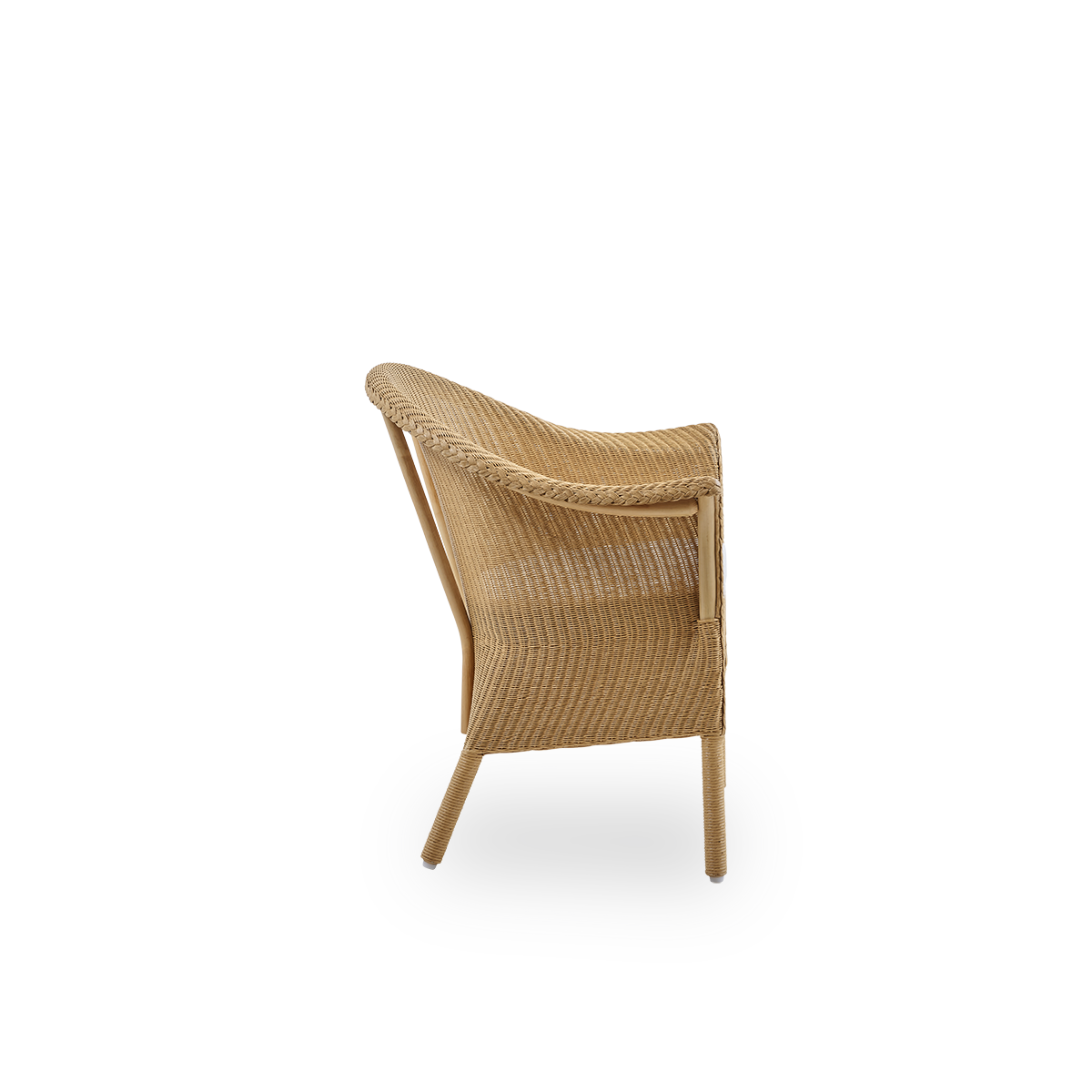 Vista lateral sencilla de la silla de comedor Classic, una silla de mimbre completamente tejida hecha a mano en material Lloyd Loom. La silla Classic cuenta con reposabrazos y un respaldo alto para mayor comodidad y soporte.