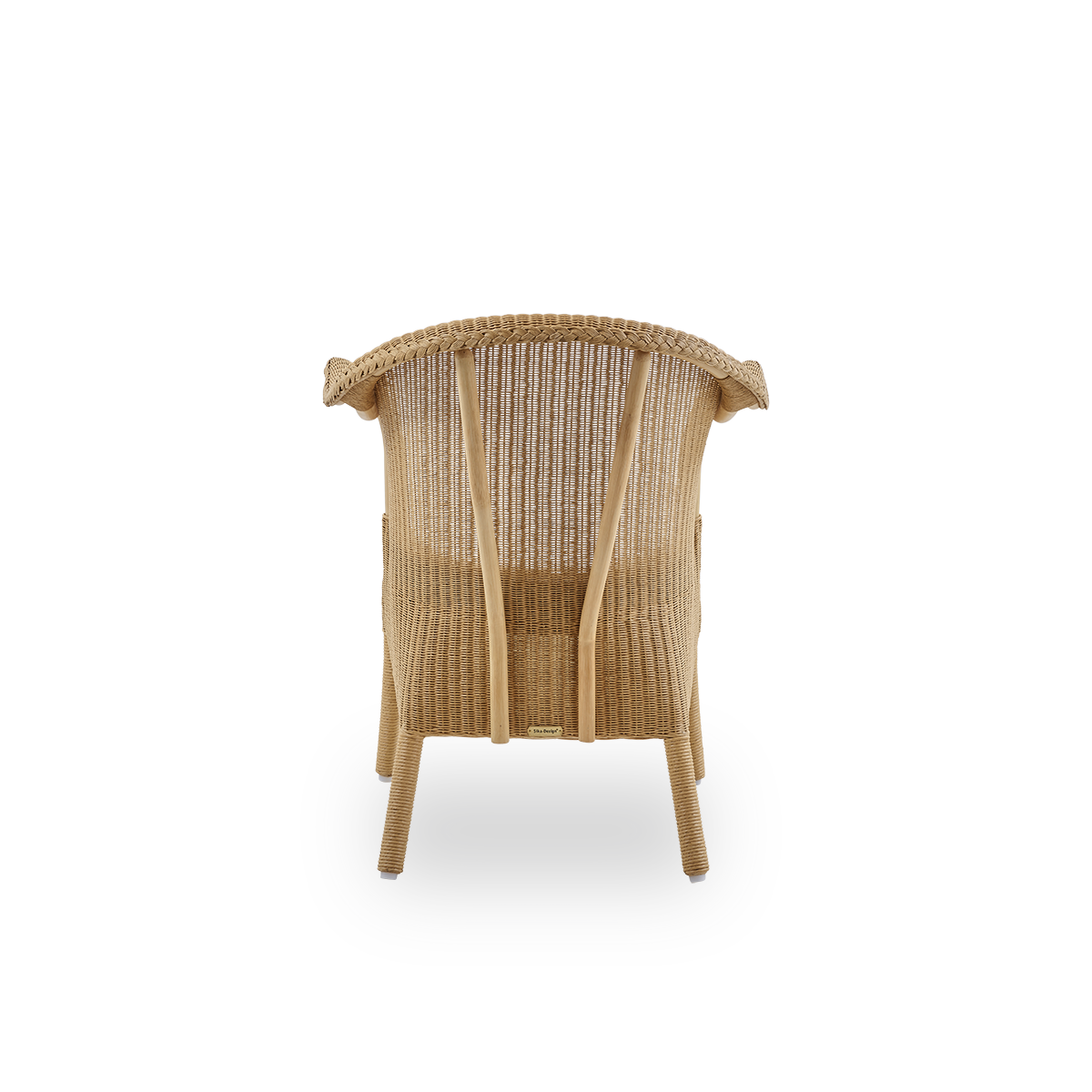 Vista desde atrás de la silla de comedor Classic, una silla de mimbre completamente trenzada y hecha a mano con material Lloyd Loom. La silla Classic cuenta con reposabrazos y un respaldo alto para mayor comodidad y apoyo.