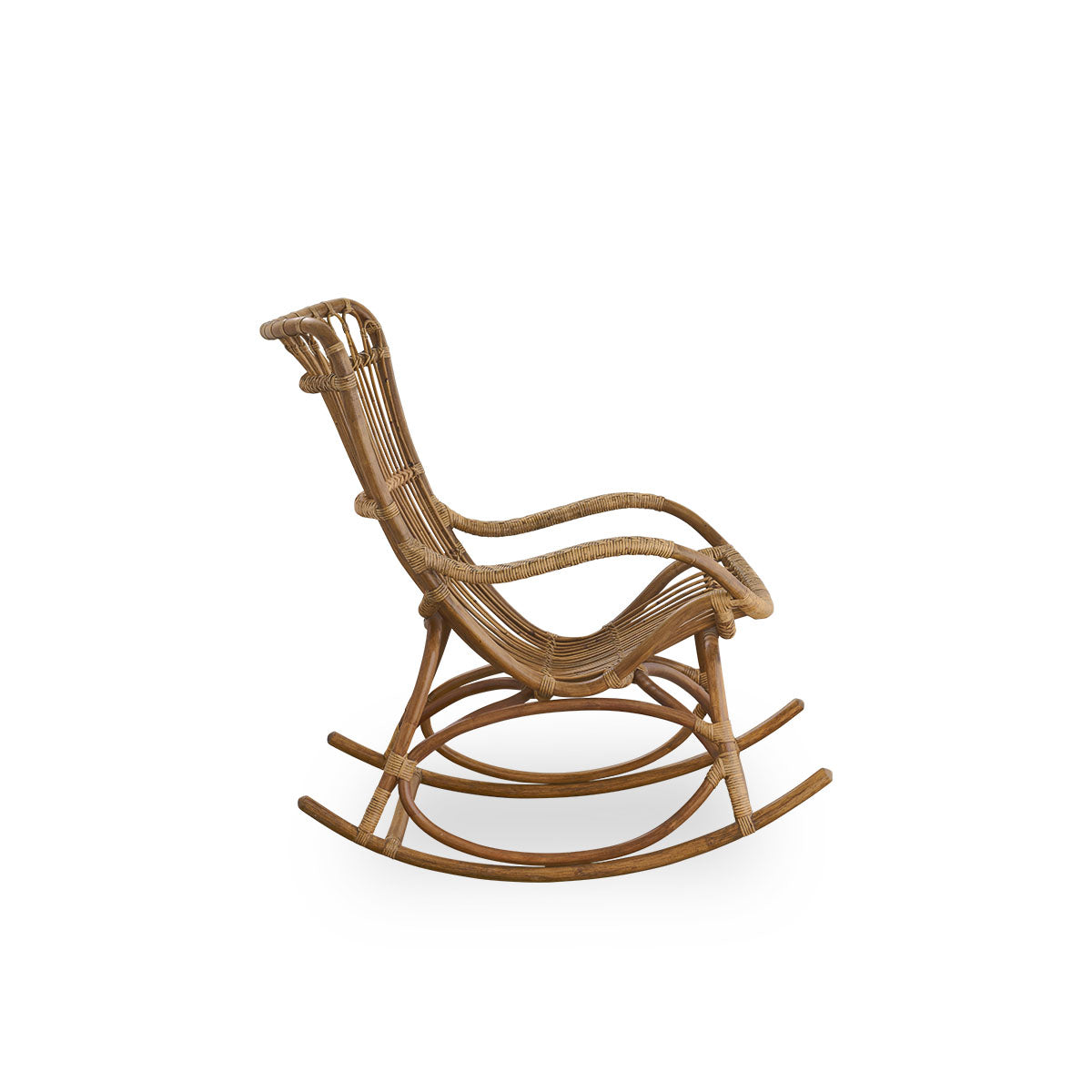 Vista lateral de la mecedora Monet con respaldo alto y reposabrazos en color marrón antiguo. Hecha a mano con ratán indonesio de alta calidad.