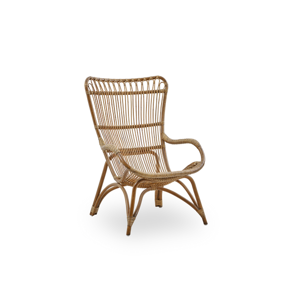 Vista lateral del sillón lounge Monet con respaldo alto y reposabrazos en color Antique Brown. Hecho a mano con ratán de alta calidad de Indonesia.
