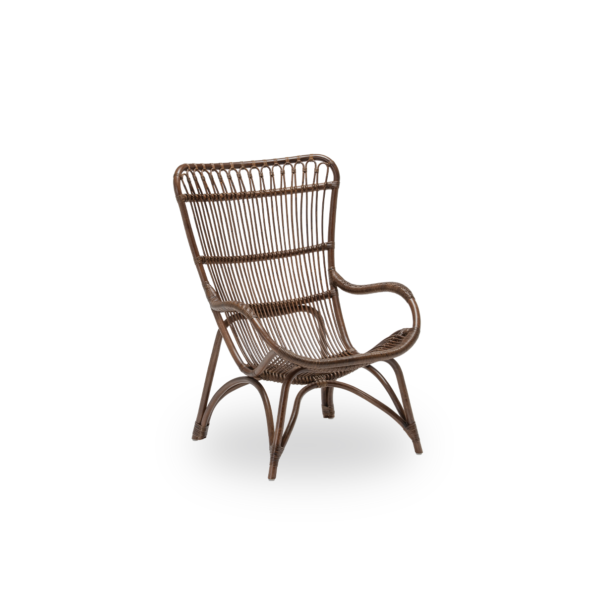 Vista lateral del sillón lounge Monet, en ratán marrón. Un diseño danés estético y cómodo, con tejido detallado y asiento generoso. Hecha a mano con ratán de Indonesia de alta calidad.