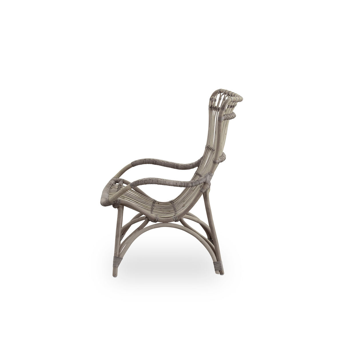 Vista lateral de la silla lounge Monet con respaldo alto y reposabrazos en color taupe. Hecha a mano con ratán indonesio de alta calidad.