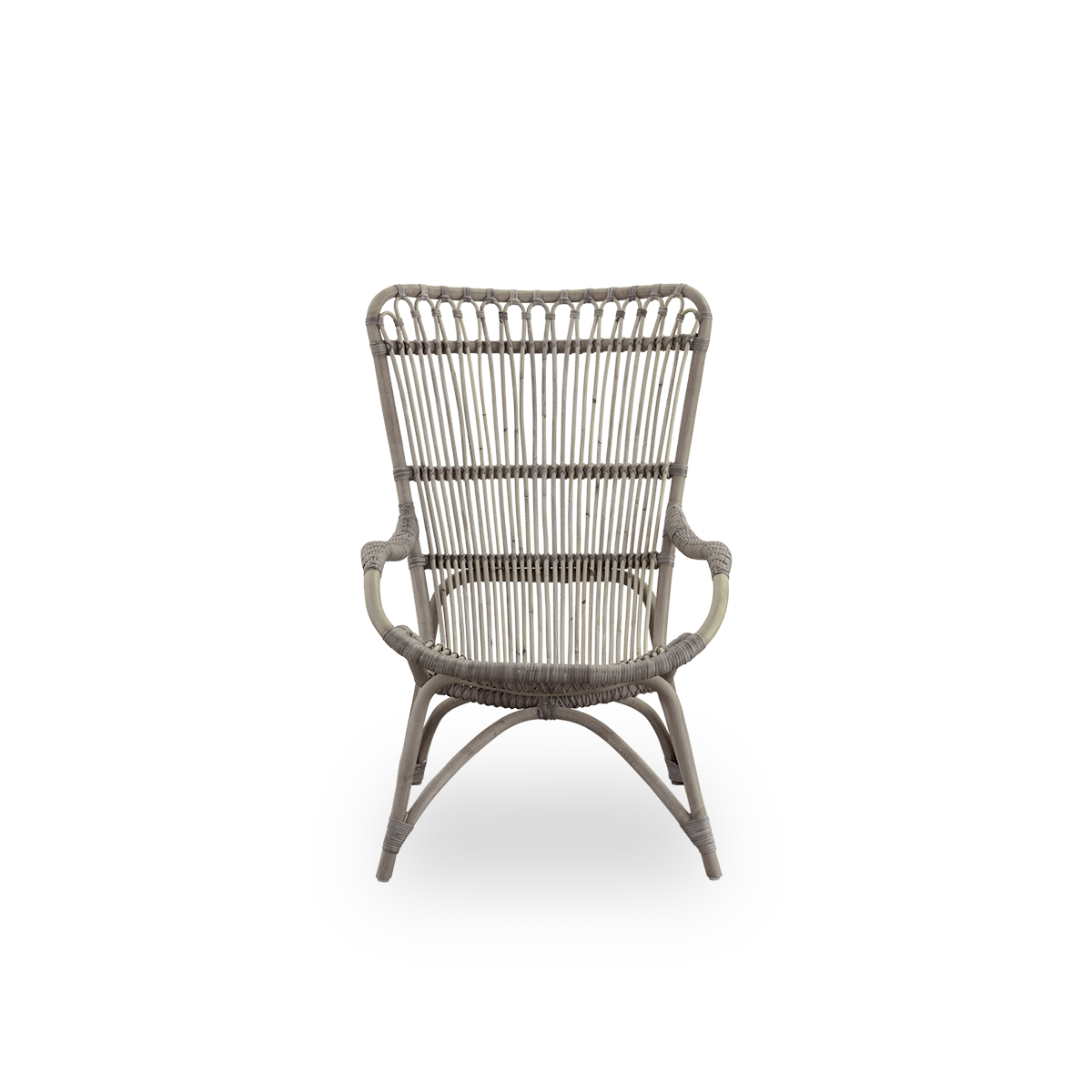 Vista frontal del sillón de salón Monet con respaldo alto y reposabrazos, presentado en color taupe.
Hecho a mano con ratán indonesio de alta calidad.