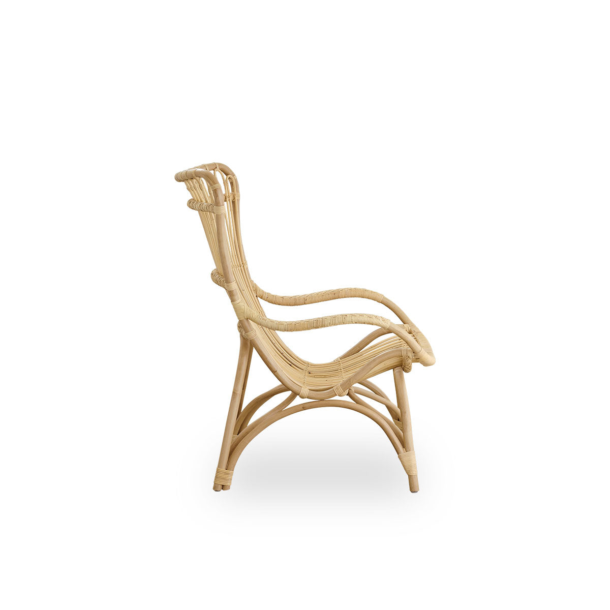 Vista lateral de la silla lounge Monet con respaldo alto y reposabrazos en ratán natural. Hecha a mano con ratán indonesio de alta calidad.