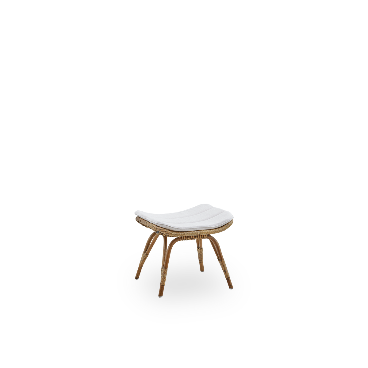 Vista lateral del reposapiés Monet en color Antique Brown, hecho a mano con ratán de alta calidad de Indonesia.