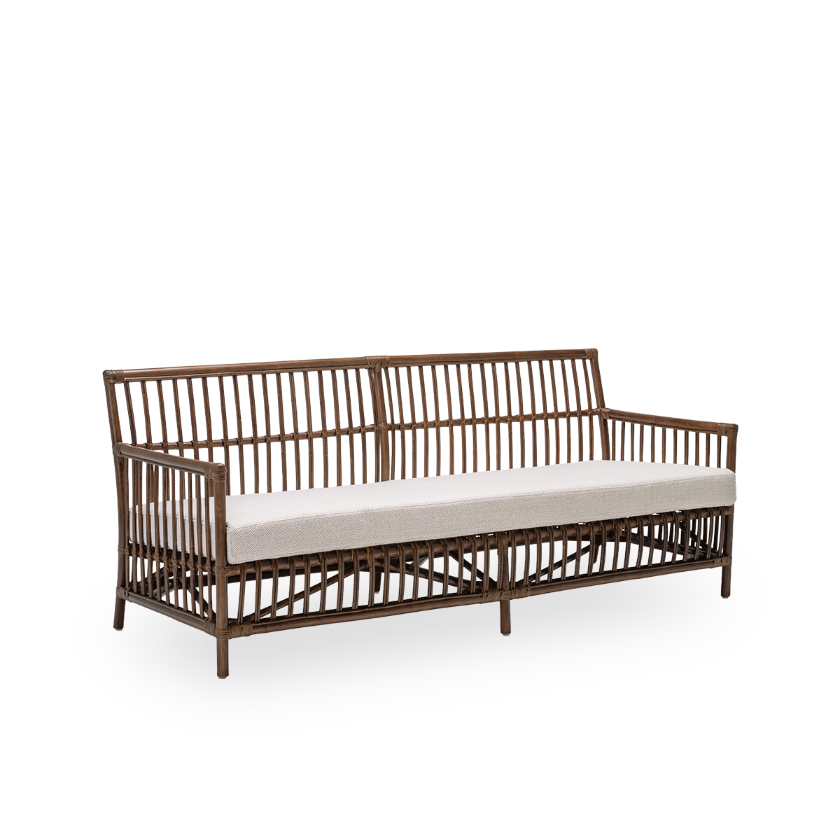 Vista lateral del sofá Caroline con cojín de asiento, en ratán marrón. Un diseño danés sencillo y elegante cuyo tejido detallado lo convierte en un elemento sereno de la sala. Hecha a mano con ratán de Indonesia de alta calidad.