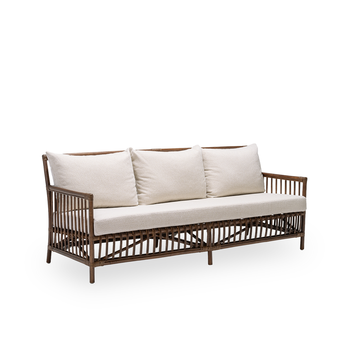 Vista lateral del sofá Caroline con cojines de asiento y respaldo, en ratán marrón. Un diseño danés sencillo y elegante cuyo tejido detallado lo convierte en un elemento sereno de la sala. Hecha a mano con ratán de Indonesia de alta calidad.