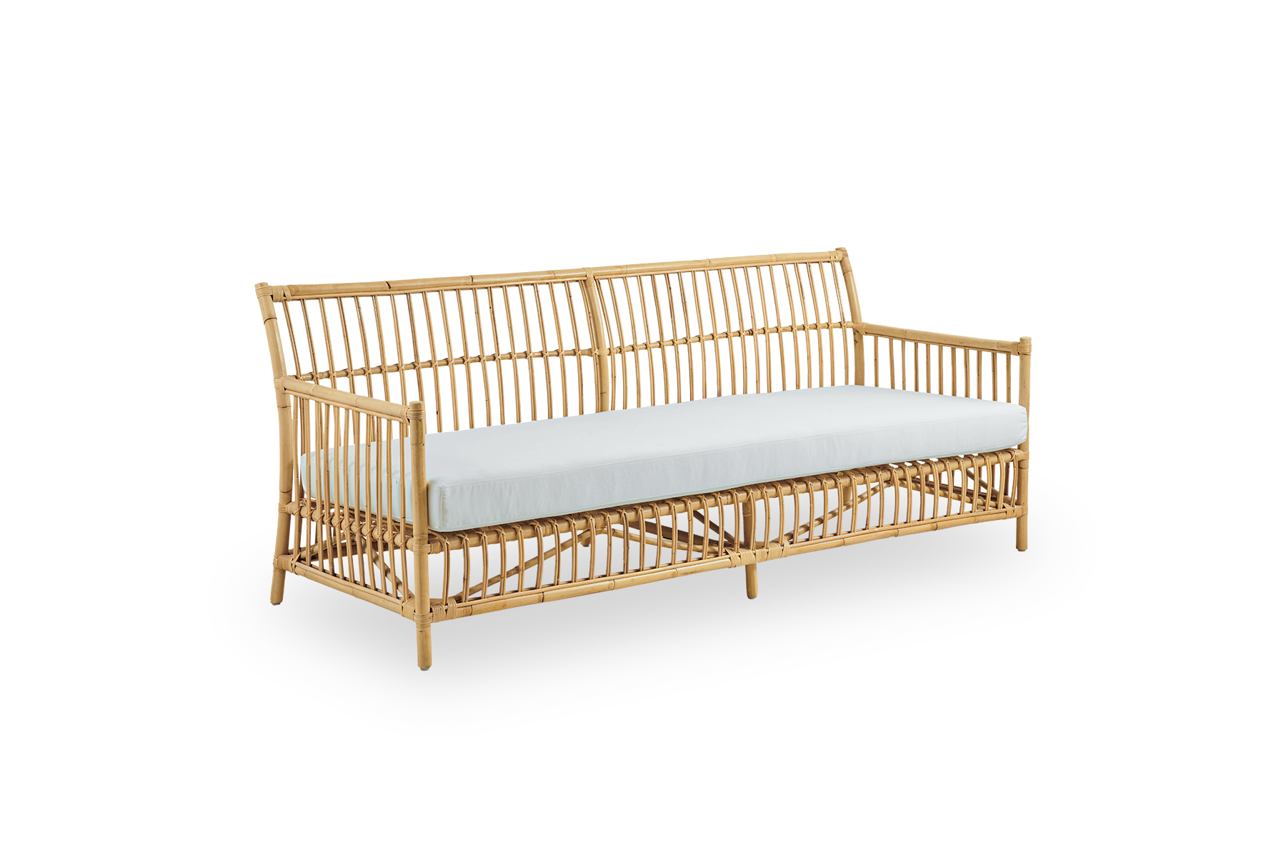 Vista lateral del sofá de mimbre Caroline de 3 plazas, diseño danés simple y elegante. Hecho a mano en ratán indonesio con detalles tejidos que crean una presencia acogedora y relajante.