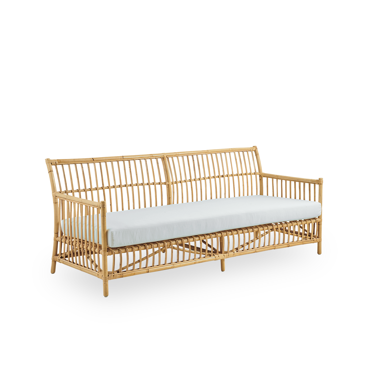 Vista lateral del sofá de mimbre Caroline de 3 plazas, diseño danés simple y elegante. Hecho a mano en ratán indonesio con detalles tejidos que crean una presencia acogedora y relajante.
