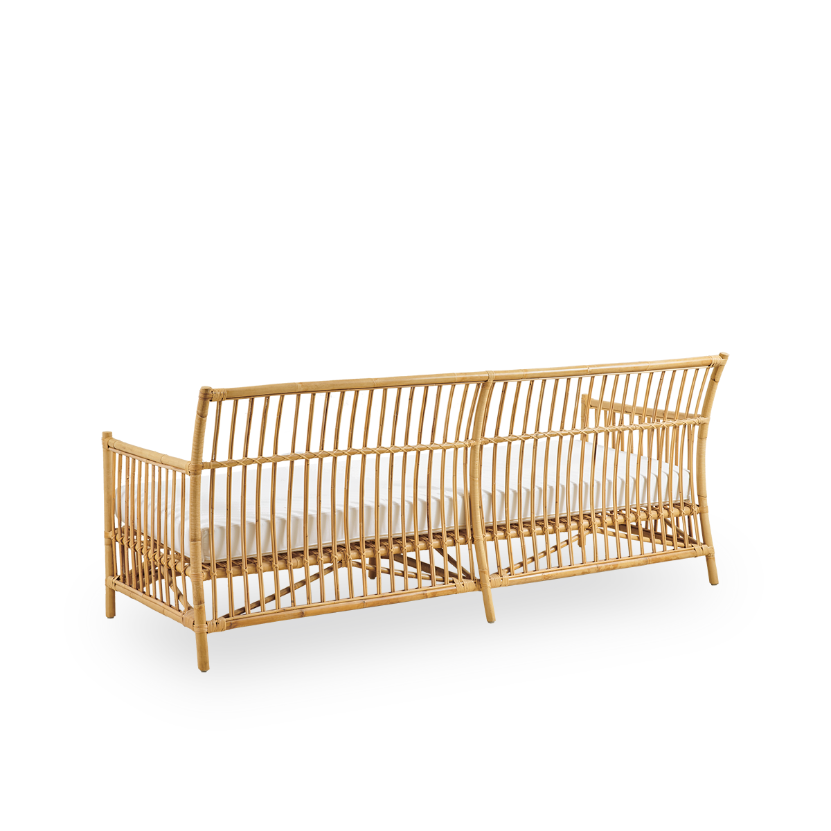 Vista desde atrás del sofá de mimbre Caroline de tres plazas, de diseño danés simple y elegante. Hecho a mano con ratán indonesio y detalles trenzados que aportan una sensación acogedora y relajante.