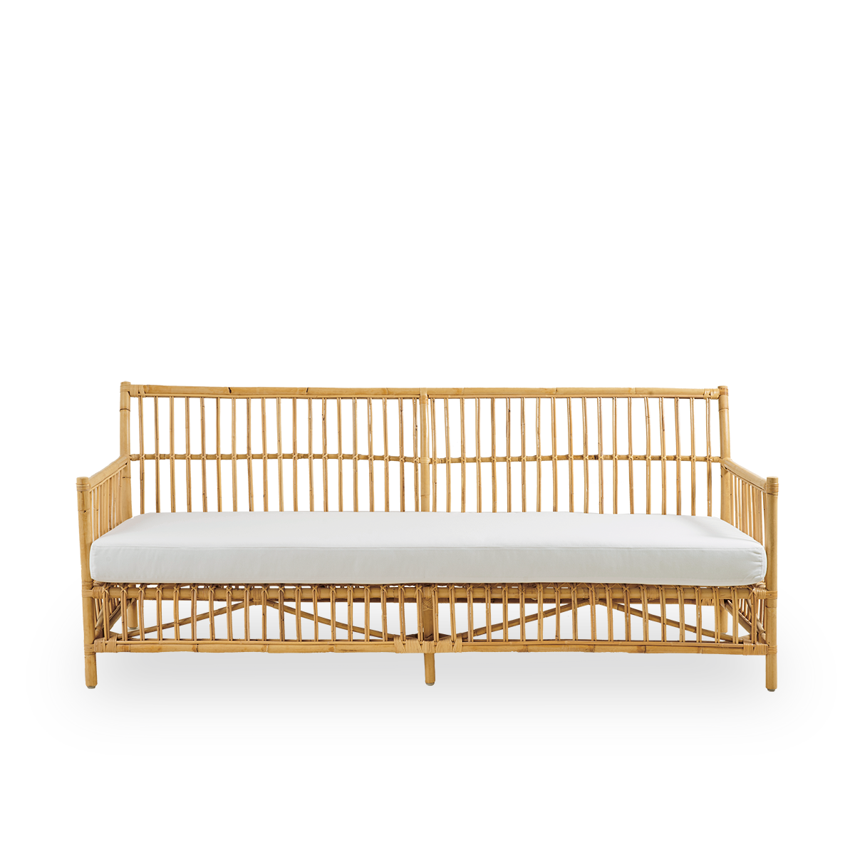 Vista frontal del sofá trenzado Caroline de 3 plazas, de diseño danés sencillo y elegante. Hecho a mano con ratán indonesio y detalles tejidos que aportan una presencia acogedora y relajante.