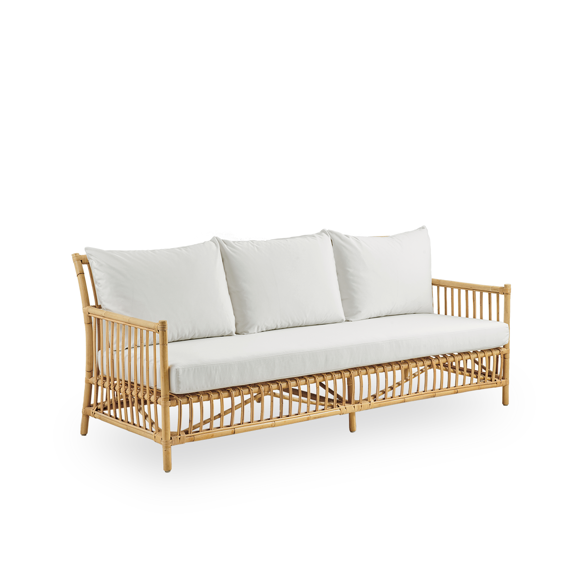 Vista lateral del sofá de mimbre Caroline de 3 plazas, diseño danés simple y elegante. Hecho a mano en ratán indonesio con detalles tejidos que crean una presencia acogedora y relajante.