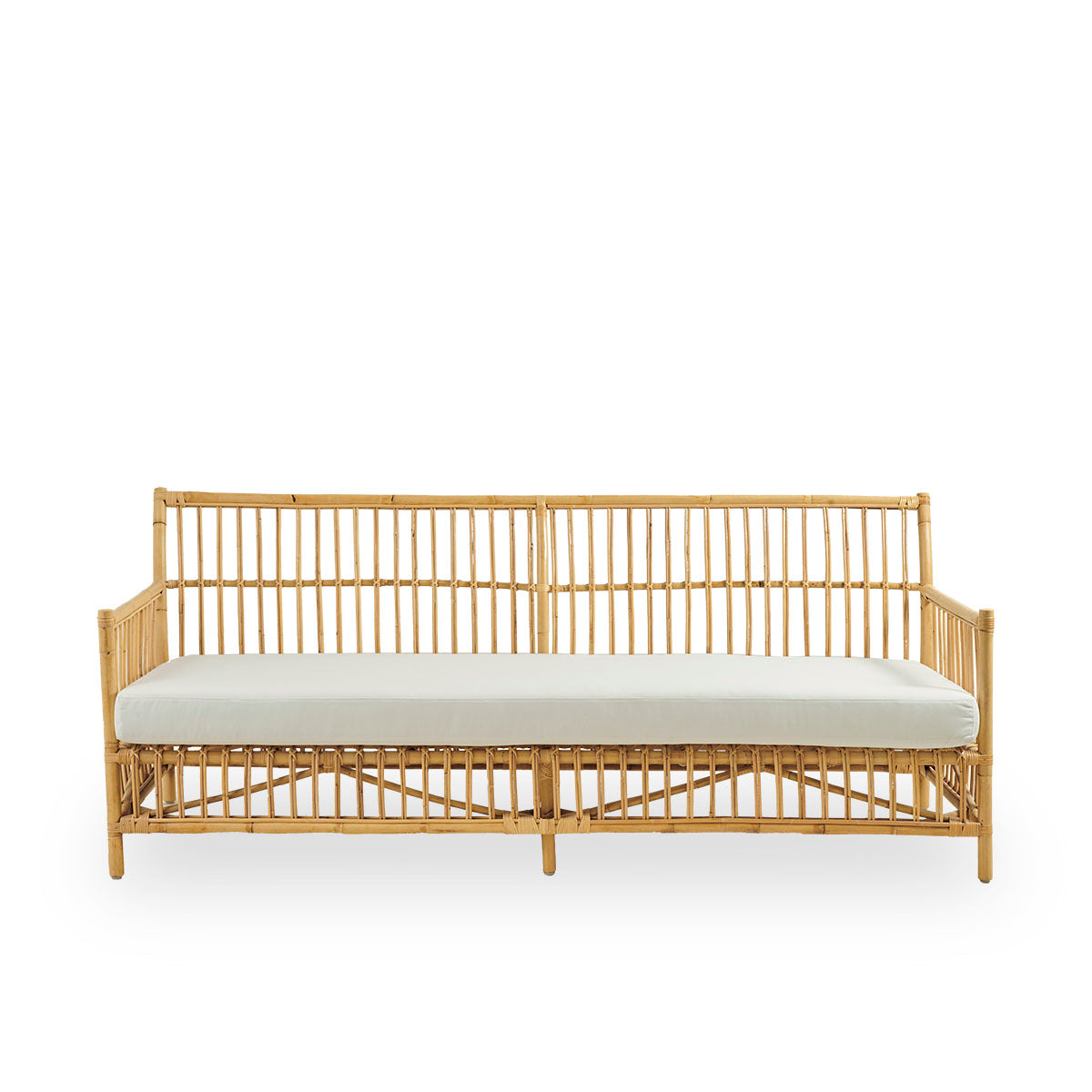 Vista frontal del sofá trenzado Caroline de 3 plazas, de diseño danés sencillo y elegante. Hecho a mano con ratán indonesio y detalles tejidos que aportan una presencia acogedora y relajante.