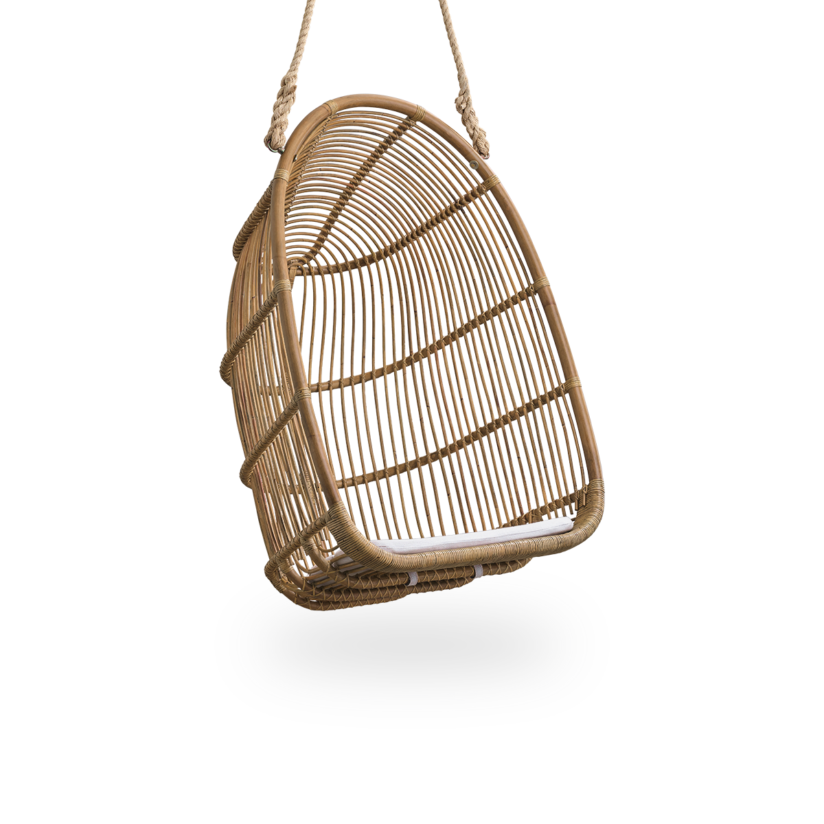Vista lateral de la silla colgante Renoir en color Antique Brown, hecha a mano con ratán de alta calidad. Forma suave y envolvente, suspendida con cuerda resistente.