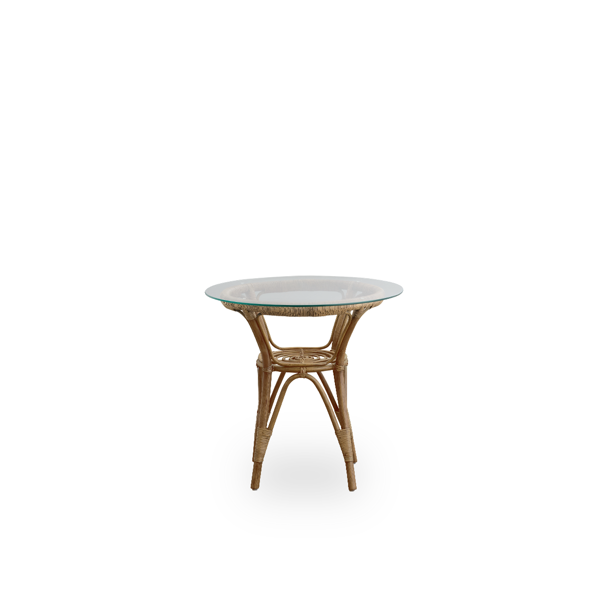 Vista frontal de la mesa auxiliar Tony con tablero de vidrio templado de 8 mm.
Estructura hecha a mano con ratán indonesio de alta calidad en color antiguo.