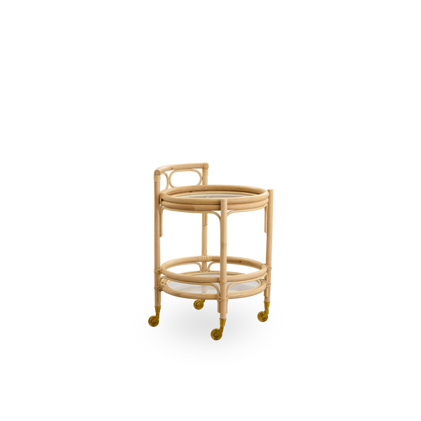 Vista lateral del carrito de ratán Romeo en color Natural, versátil como carrito de bar, mesa para plantas, mesa auxiliar de cocina o mesita de noche. Hecho a mano con ratán de alta calidad de Indonesia.