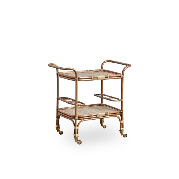 Vista lateral del carrito de bar Carlo, hecho a mano en ratán de alta calidad de Indonesia con acabado marrón antiguo, con tejidos detallados sobre una estructura sólida de ratán.