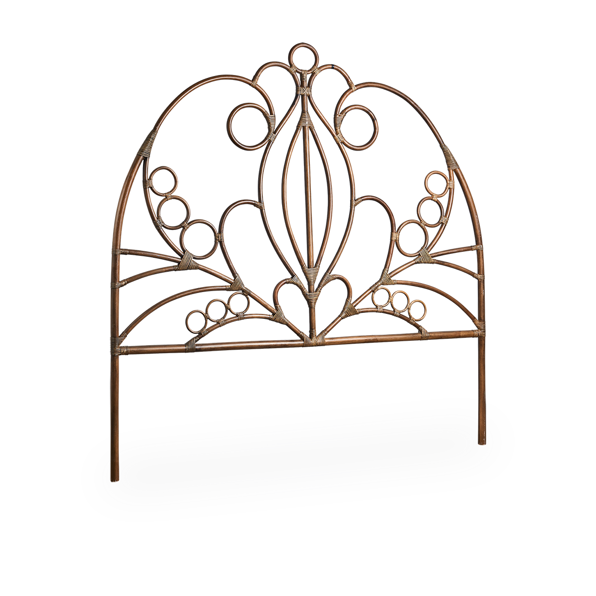 Vista lateral del cabecero de ratán Natalia en color Antique Brown con detalles tejidos en ratán sobre una estructura de ratán. Hecho a mano con ratán de alta calidad de Indonesia.