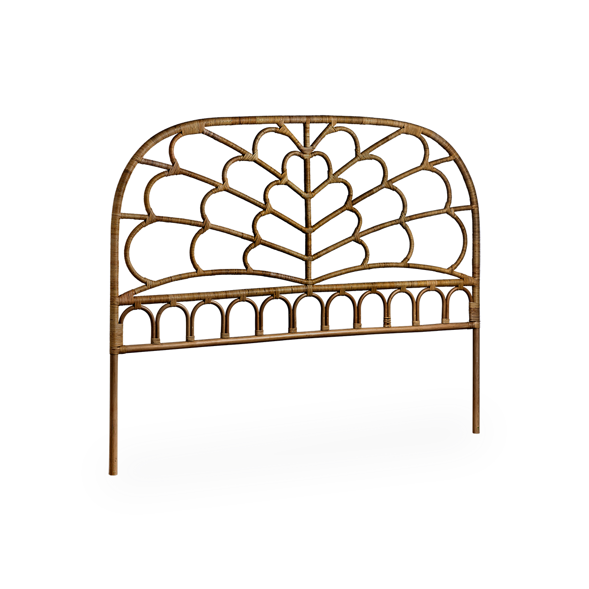 Vista lateral del cabecero Celia, hecho a mano con ratán de alta calidad de Indonesia. Acabado en color marrón antiguo con tejidos detallados inspirados en las alas de mariposa.