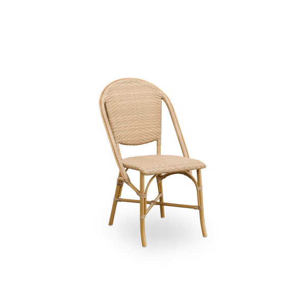 Vista lateral de la silla de comedor exterior Sofie, inspirada en el estilo de café francés. Estructura de aluminio en color Almendra con asiento y respaldo completamente tejidos, hechos a mano en ArtFibre color natural. Silla bistró exterior apilable.