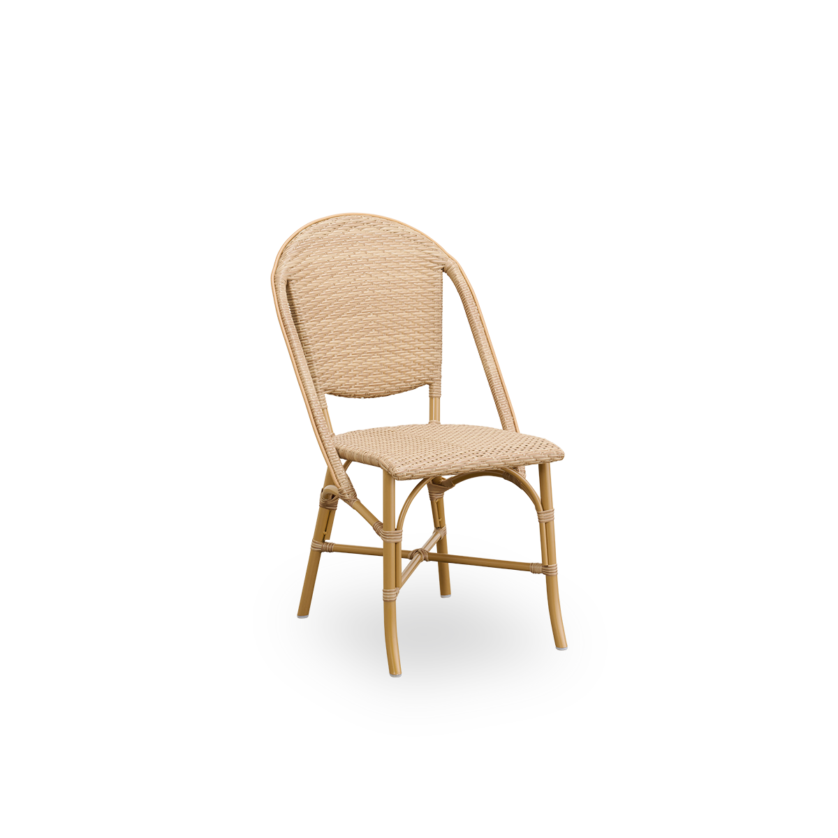 Vista lateral de la silla de comedor exterior Sofie, inspirada en el estilo de café francés. Estructura de aluminio en color Almendra con asiento y respaldo completamente tejidos, hechos a mano en ArtFibre color natural. Silla bistró exterior apilable.