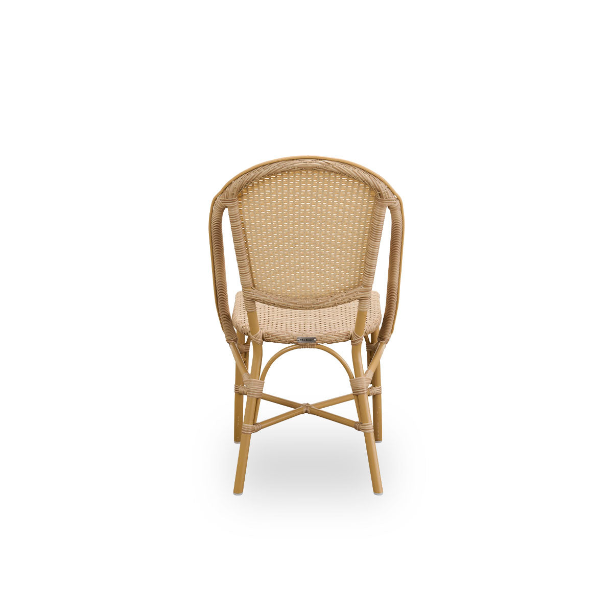 Vista trasera sencilla de la silla de comedor exterior Sofie, inspirada en el estilo de los cafés franceses. Estructura de aluminio en color Almond con asiento y respaldo completamente tejidos, hechos a mano en ArtFibre de color natural. Silla bistró exte