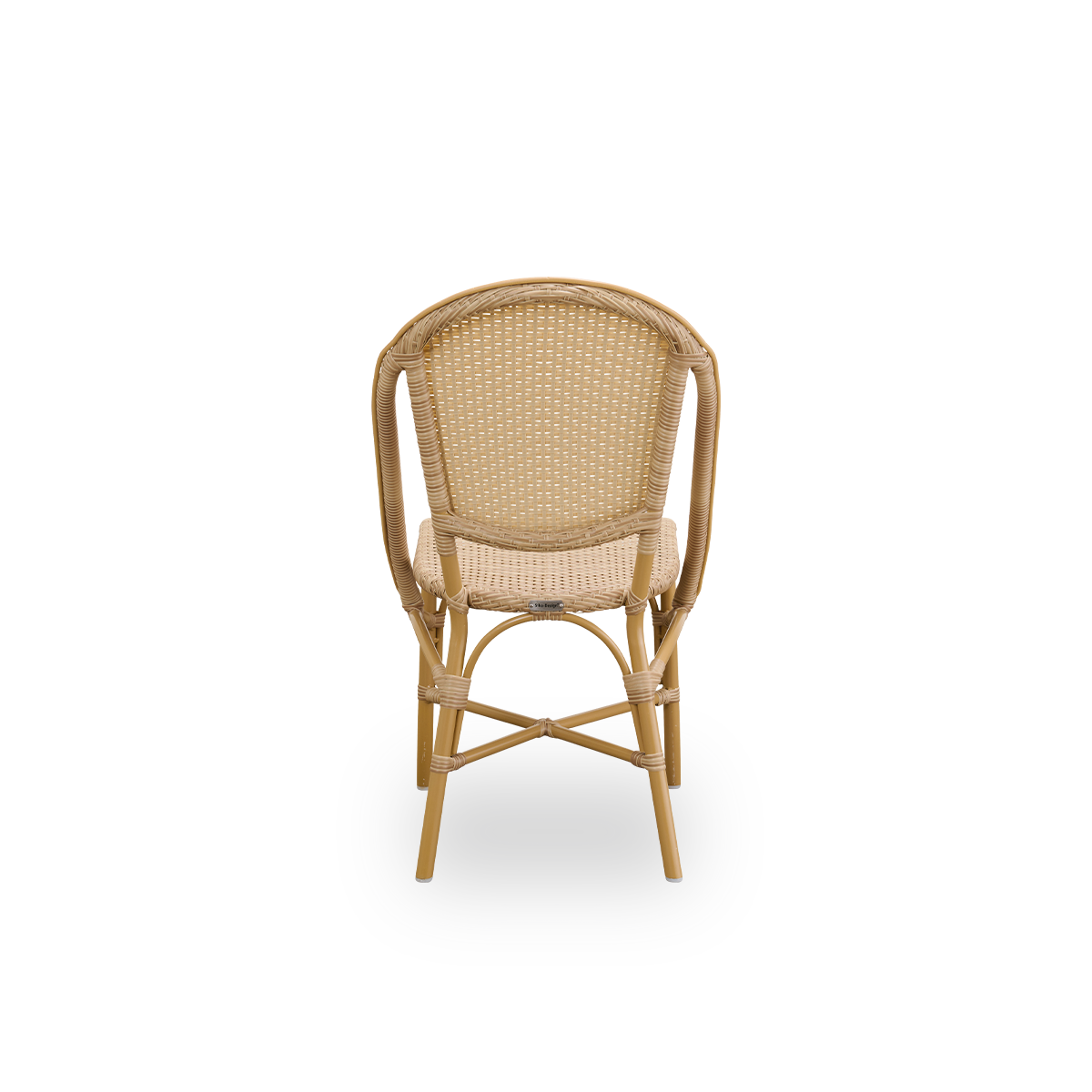 Vista trasera sencilla de la silla de comedor exterior Sofie, inspirada en el estilo de los cafés franceses. Estructura de aluminio en color Almond con asiento y respaldo completamente tejidos, hechos a mano en ArtFibre de color natural. Silla bistró exte