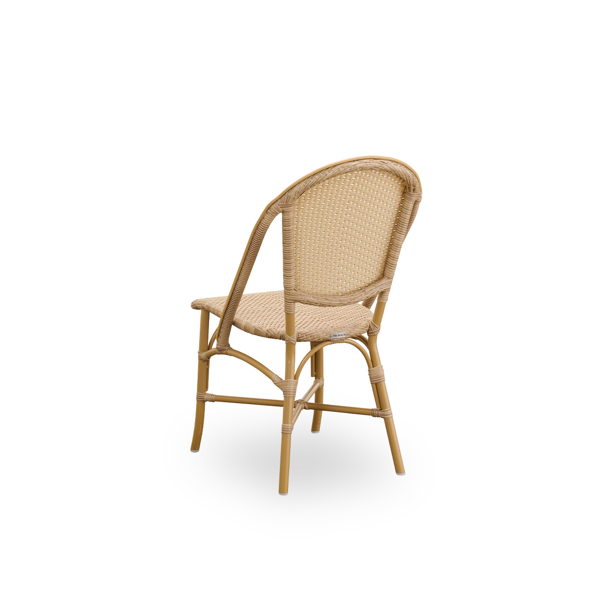 Vista trasera de la silla de comedor exterior Sofie, inspirada en el estilo de café francés.
Estructura de aluminio color almendra con asiento y respaldo completamente tejidos a mano en ArtFibre color natural. Silla bistró de exterior apilable.