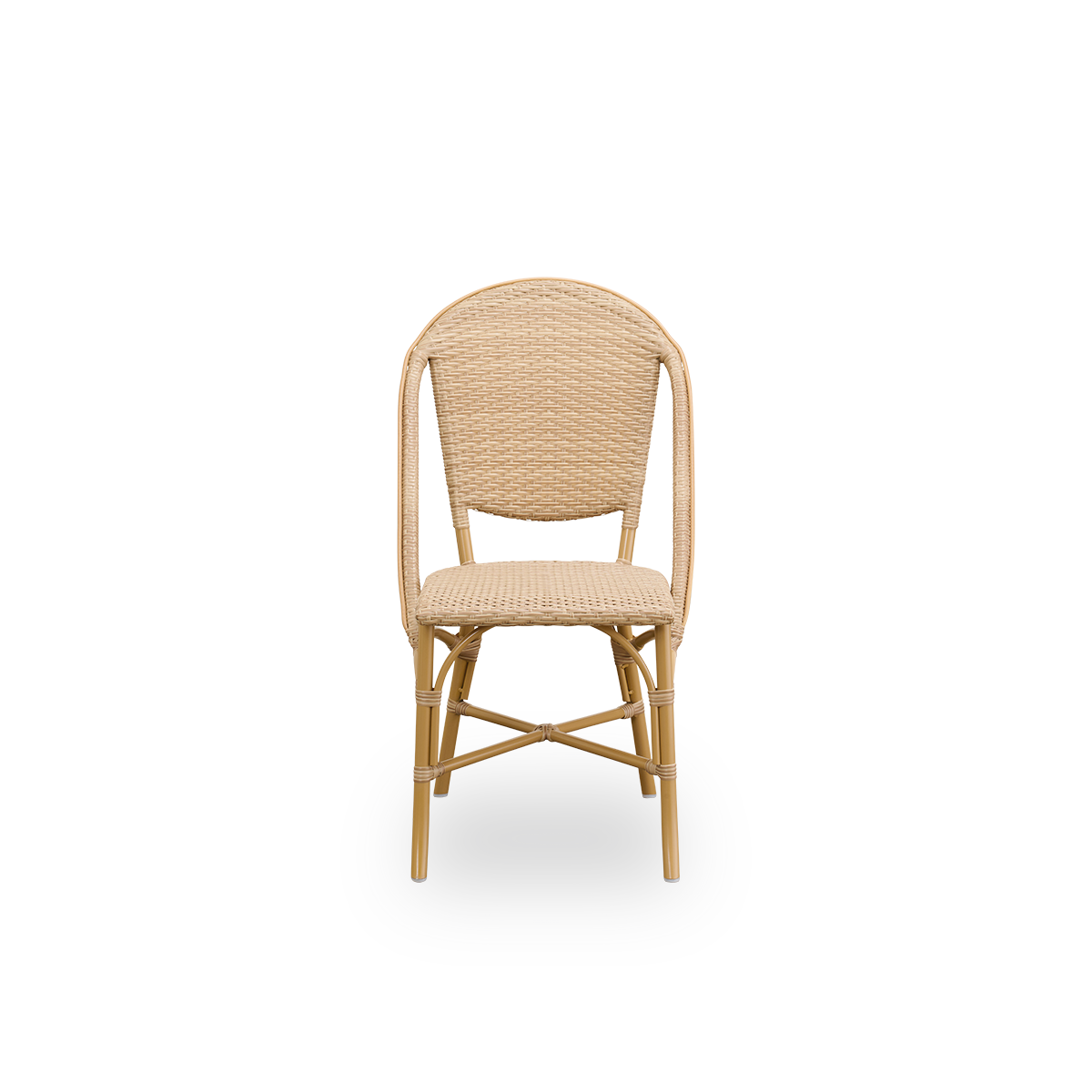 Vista frontal de la silla de comedor exterior Sofie inspirada en el estilo de los cafés franceses.
Estructura de aluminio en color almendra con asiento y respaldo completamente tejidos a mano en ArtFibre de color natural. Silla bistró exterior apilable.