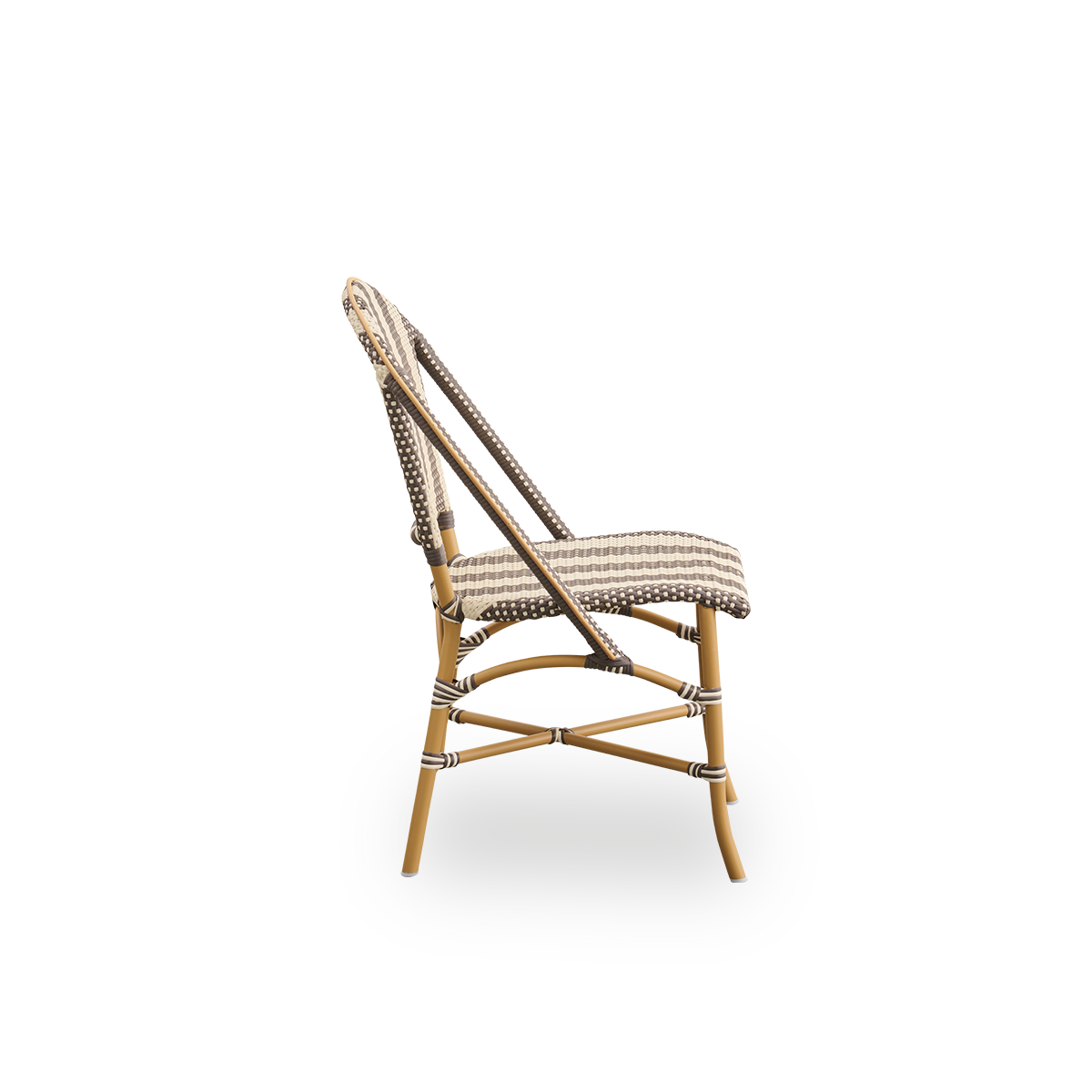 Vista lateral sencilla de la silla de comedor exterior Sofie, inspirada en el estilo de los cafés franceses. Estructura de aluminio en color almendra con asiento y respaldo totalmente tejidos a mano en ArtFibre con un patrón de rayas anchas en marfil y ma