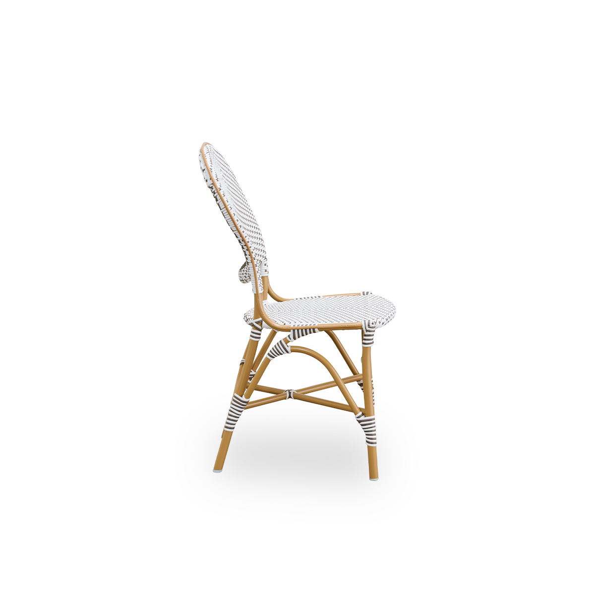 Vista lateral de la silla de comedor de exterior Isabell. Estructura de aluminio color almendra con asiento y respaldo en ArtFibre blanco con puntos marrones. Inspirado en el diseño de bistró de los años 50.