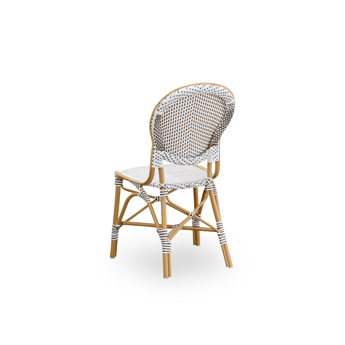 Vista trasera de la silla de comedor exterior Isabell.
Estructura de aluminio color almendra con asiento y respaldo de ArtFibre blanco con puntos marrones. Inspirada en el diseño de bistró de los años 50.