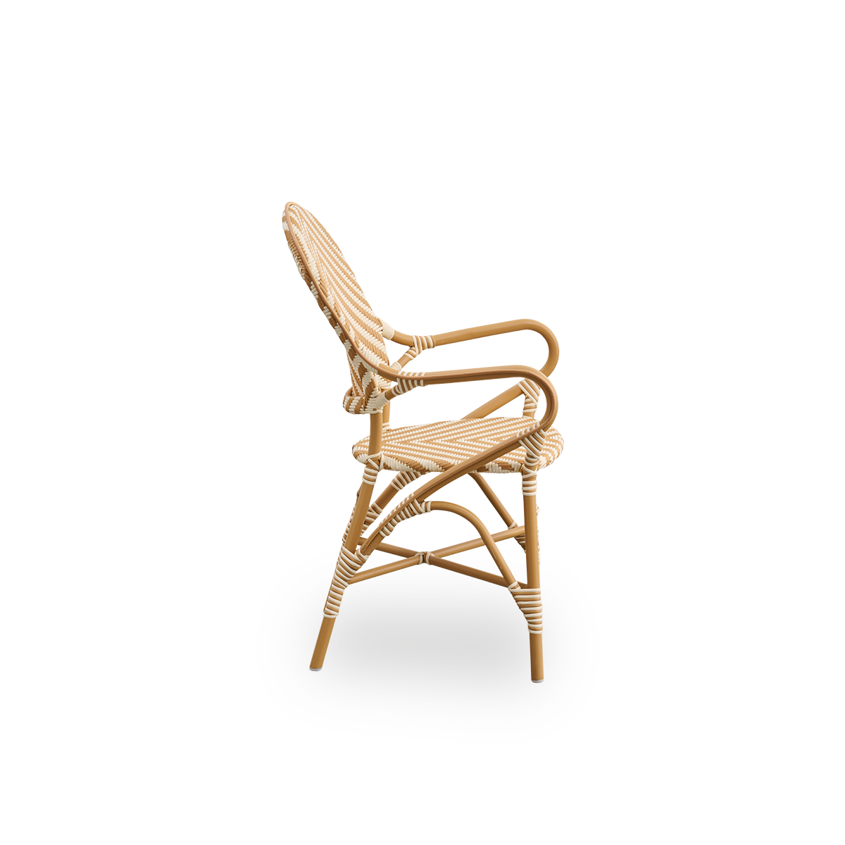 Vista lateral del sillón de comedor de exterior Isabell. Estructura de aluminio color almendra con asiento y respaldo en ArtFibre con patrón de espiga en marfil y color miel.