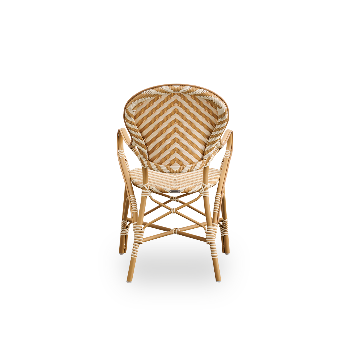 Vista desde atrás de la silla de comedor exterior Isabell con reposabrazos. Estructura de aluminio color almendra con asiento y respaldo de ArtFibre con un patrón de espiga en tonos marfil y miel.