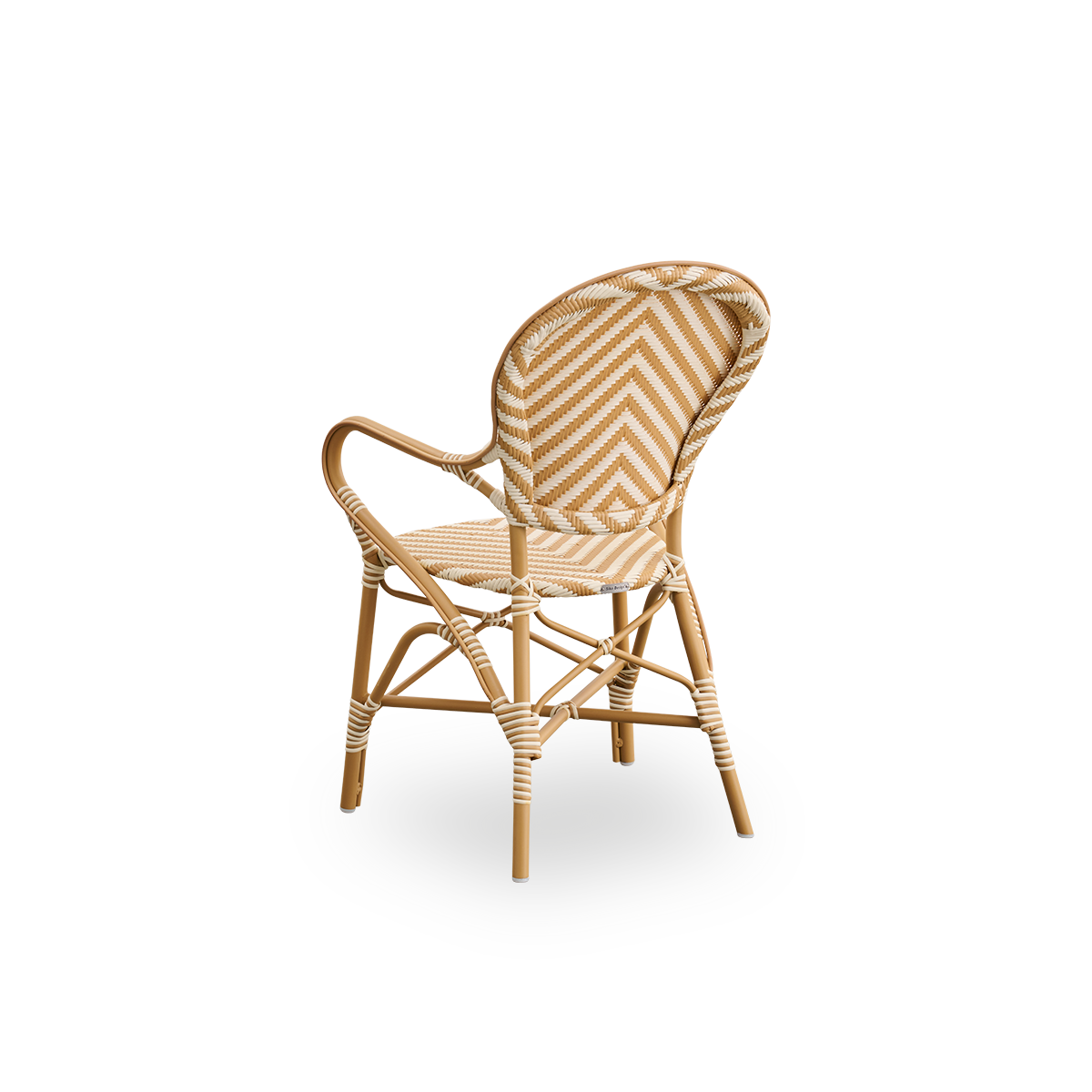 Vista trasera del sillón de comedor exterior Isabell.
Estructura de aluminio color almendra con asiento y respaldo de ArtFibre en un patrón de espiga en color marfil y miel.