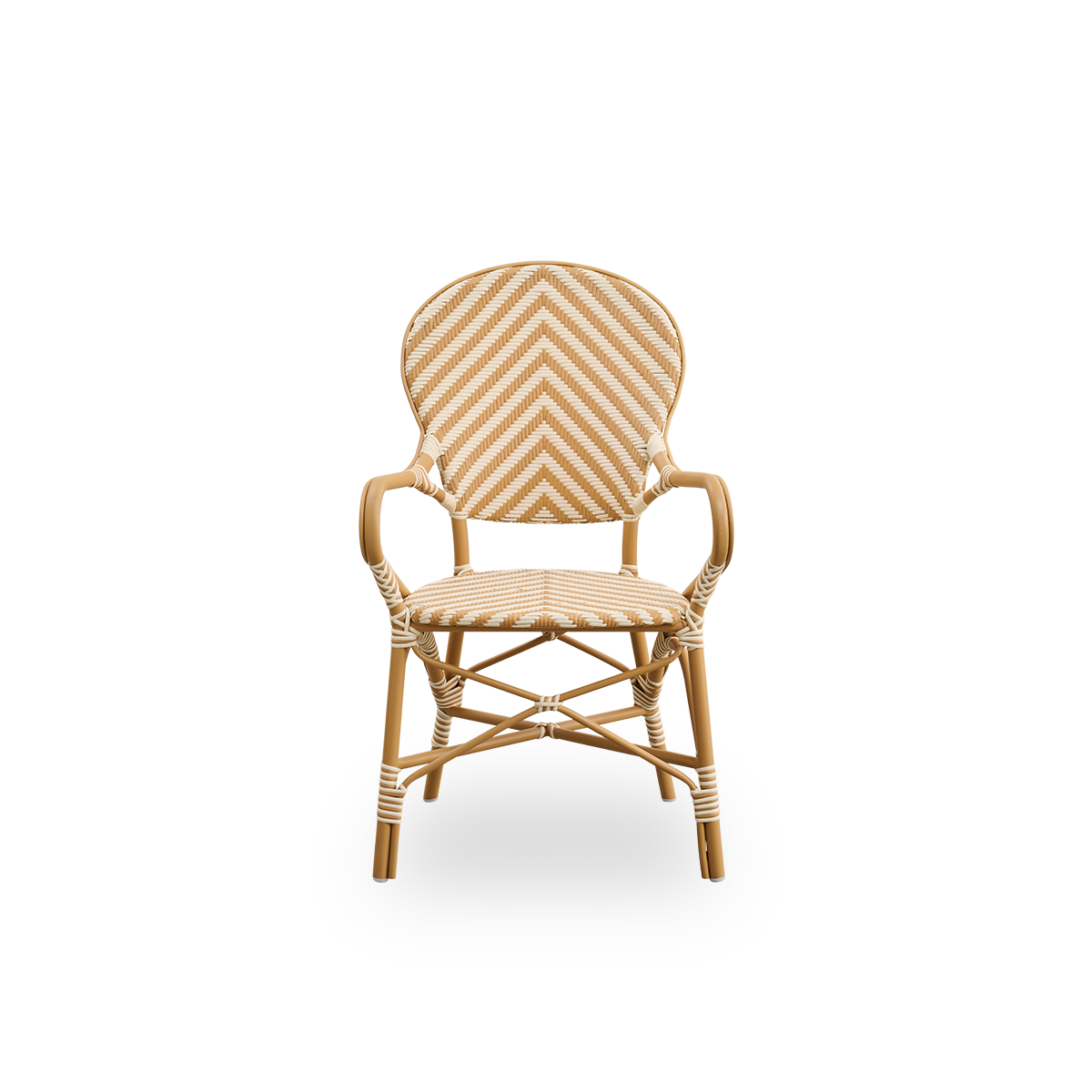 Vista frontal del sillón de comedor exterior Isabell.
Estructura de aluminio color almendra con asiento y respaldo de ArtFibre en un patrón de espiga en tonos marfil y miel.