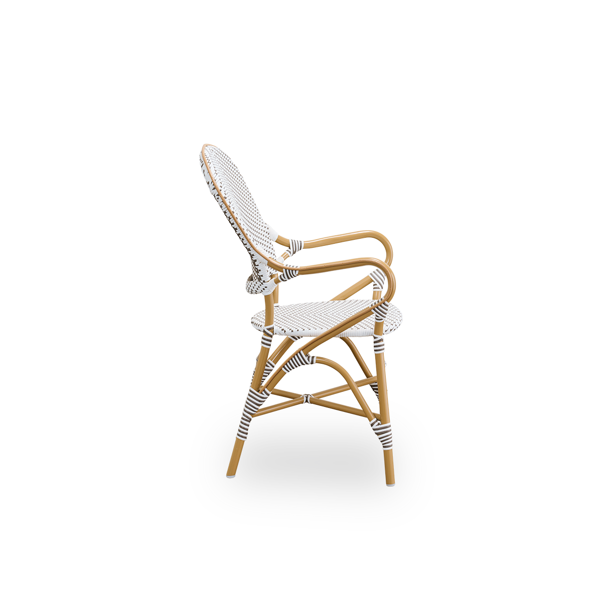 Vista lateral del sillón de comedor de exterior Isabell. Estructura de aluminio color almendra con asiento y respaldo en ArtFibre blanco con puntos marrones. Inspirado en el diseño de bistró de los años 50.