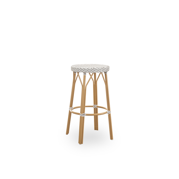 Seitenansicht des Simone Outdoor-Barhockers, Höhe 78 cm. Aluminiumrahmen in Mandel-Farbe mit Fußstütze und vollständig geflochtenem rundem Sitz, handgefertigt aus weißem ArtFibre mit braunen Punkten. Stapelbarer Barhocker.
